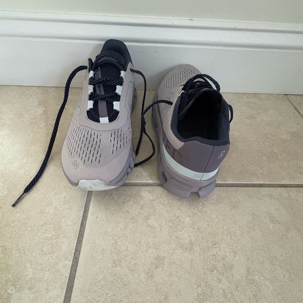 On Running Light Purple Sneakers with Navy Details - Picture 2 of 6